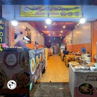 หน้าร้าน เรือนไทย ผัดไทย หอยทอด ข้าวมันไก่