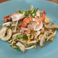 ผัดไทยแค๊ปหมู วังชมภู