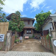 หน้าร้าน บ้านเลข ๘
