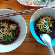 ก๋วยเตี๋ยวเรือลุงหนวด คลอง9 เตี๋ยวเรือลุงหนวด คลอง9