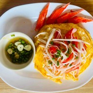 ไข่กระทะ ผัดกะเพรา (Ronin food house)