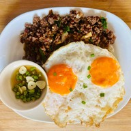 ไข่กระทะ ผัดกะเพรา (Ronin food house)