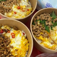 ข้าวไข่ข้น ยำไก่แซ่บ ขนมปังปิ้งและชาผลไม้น้องขมิ้น สาขาหลัก
