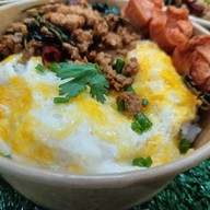 เมนูของร้าน กระเพรา-ไข่ขยี้ ประเทศไทย