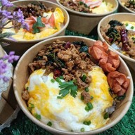 กระเพรา-ไข่ขยี้ ประเทศไทย