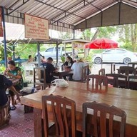 ร้านก๋วยเตี๋ยวเป็ดริมคลอง อ่างทอง