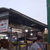 เจ๊เล็กข้าวมันไก่  หน้าวัดเพชร