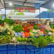 กะนิงผักสดตลาดมะกรูด