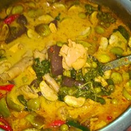 ขนมจีน แกงเขียวหวาน ข้าว ไก่ทอด คุณณัฐ