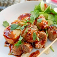ลูกชิ้นทอด น้ำจิ้มมะขามเปียก ร้านสมจิตร ติดดาว