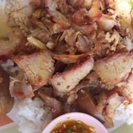 ข้าวหมูแดงหมูกรอบ หงษ์หยก