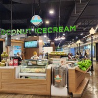 หน้าร้าน ไอติมกะทิเมืองกรุง Coconut Ice Cream และน้ำมะพร้าว ห้างเทอมินัล 21 (Terminal 21) ชั้น 5 ในศูนย์อาหาร Pier 21