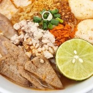 เบนซ์เตี๋ยวต้มยำมะนาวสด ก๋วยเตี๋ยวต้มยำ จันทร์หุ่นบำเพ็ญ