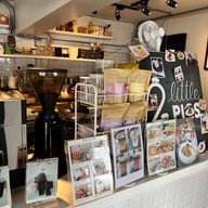 2littlepigscafe -