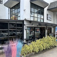 2littlepigscafe -