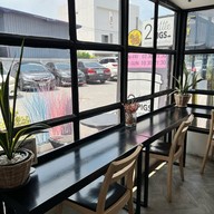 2littlepigscafe -