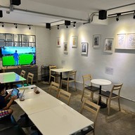 2littlepigscafe -