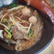 ก๋วยเตี๋ยวเรือสามสมุทร ซ.กระทิงแดง กระทิงแดง