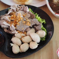 ก๋วยเตี๋ยวเรือสามสมุทร ซ.กระทิงแดง กระทิงแดง