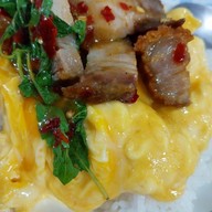 ข้าวไข่ข้นครัวคุณเหมียว หมู่บ้านปาริฉัตร( กลางซอย)