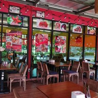 หน้าร้าน พริกแดง ไก่บ้านย่าง-ส้มตำ-ยำ แจ่วฮ้อน