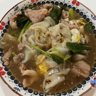 ราดหน้ายอดผักนายเหลา-ต้นตำรับนางลิ้นจี่ เจ้าแรกเจ้าเดียวบนถนนนางลิ้นจี่