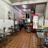 ราดหน้ายอดผักนายเหลา-ต้นตำรับนางลิ้นจี่ เจ้าแรกเจ้าเดียวบนถนนนางลิ้นจี่