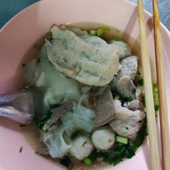 เมนูของร้าน ก๋วยเตี๋ยวลูกชิ้นหมูเกาะสมุย