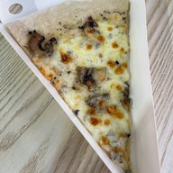 กุสโตโซ่ พิซซ่า หน้าราชภัฏนครราชสีมา