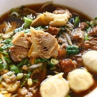 ก๋วยเตี๋ยวลูกชิ้นเนื้อแชมป์ และ ลูกชิ้นหมูฮั้งเพ้ง    (หอเมืองเดช) ในหอเมืองเดช