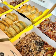 Fry me to the moon 
เกี๊ยวซ่าทอดง่ายๆ Easy to fry  พหลโยธิน 69/1 พหลโยธิน69/1