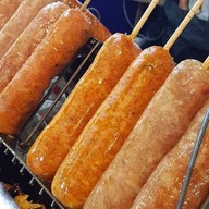 ไส้กรอกยักษ์ย่าง ตลาดเชียงรากมาเก็ต