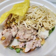 เมนูของร้าน ครัวนายเจิด เตี๋ยวโบราณ กากหมู หมี่คลุก ต้มเลือดหมู ข้าวต้มแห้ง เล้งแซ่บ ข้าวหมูกรอบ ผัดกะเพรา อาหาร ซ.เคหะร่มเกล้า72 แยก5