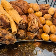 เจ๊หยก ข้าวขาหมู ตลาดเบิร์ดคลองถมเจดีย์หัก  ร้านสุดท้ายเยื้องตู้โค้ก