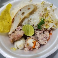 เมนูของร้าน ครัวนายเจิด เตี๋ยวโบราณ กากหมู หมี่คลุก ต้มเลือดหมู ข้าวต้มแห้ง เล้งแซ่บ ข้าวหมูกรอบ ผัดกะเพรา อาหาร ซ.เคหะร่มเกล้า72 แยก5