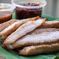 เฮียโรจน์หมูทอด ข้าวเหนียวปุยนุ่ม (ข้าวเหนียวสมุนไพร)