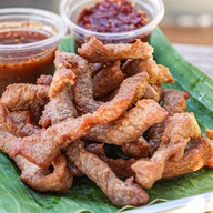 เฮียโรจน์หมูทอด ข้าวเหนียวปุยนุ่ม (ข้าวเหนียวสมุนไพร)