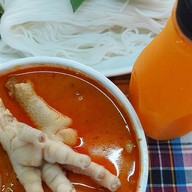 ขนมจีนแม่สมบุญ ตลาดเอี่ยมเจริญ (มีข้าวแกงและกับข้าวด้วยนะจ๊ะ)