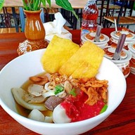 พี่หล้า เย็นตาโฟ (ซอยโยมิ)