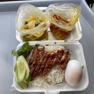 กินกัน ข้าวหมูย่าง( เส้นแซ่บ) ถนนนางลิ้นจี่