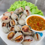 เมนูของร้าน ช้างเผือกกุ้งเป็น กุ้งเผาและอาหารทะเล ตลาดอิ่มเอม สระบุรี