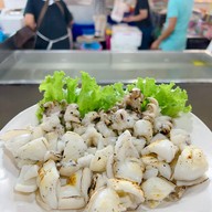 เมนูของร้าน ช้างเผือกกุ้งเป็น กุ้งเผาและอาหารทะเล ตลาดอิ่มเอม สระบุรี