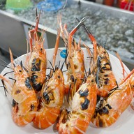 เมนูของร้าน ช้างเผือกกุ้งเป็น กุ้งเผาและอาหารทะเล ตลาดอิ่มเอม สระบุรี
