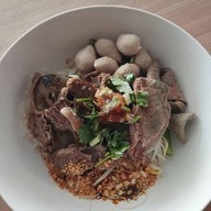 นายเจมส์ก๋วยเตี๋ยวเรืออยุธยา (ตั้งครกตำ ณ.อร่อยบางครก ) หมู่บ้าน เบญจทรัพย์ โครงการ1 ซ.6