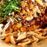 ข้าวหมูกระเทียม กะเพราปีกไก่ พริกแห้ง