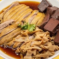 โรงลวกเส้น ก๋วยเตี๋ยวต้มยำ หมี่ไก่ฉีก ข้าวขาหมู กะเพรา ออเงิน