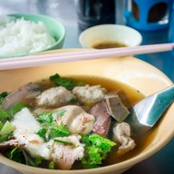 เมนูของร้าน เจ๊ตุ๋ย ต้มเลือดหมู ซอยพหลโยธิน1