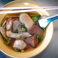 เมนูของร้าน เจ๊ตุ๋ย ต้มเลือดหมู ซอยพหลโยธิน1