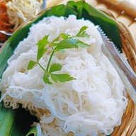 ขนมจีน ณ ทุ่งแสงนวล