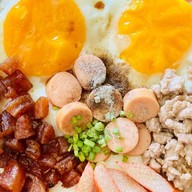 ไข่กระทะ ผัดกะเพรา (Ronin food house)